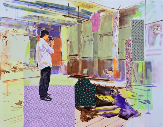 fiú fotózik egy elhagyott szobában